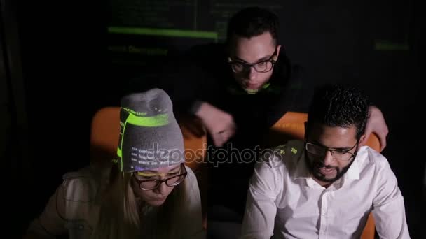 Jovens hackers multiétnicos hackers equipe de computador, tentando obter acesso a um sistema de computador . — Vídeo de Stock