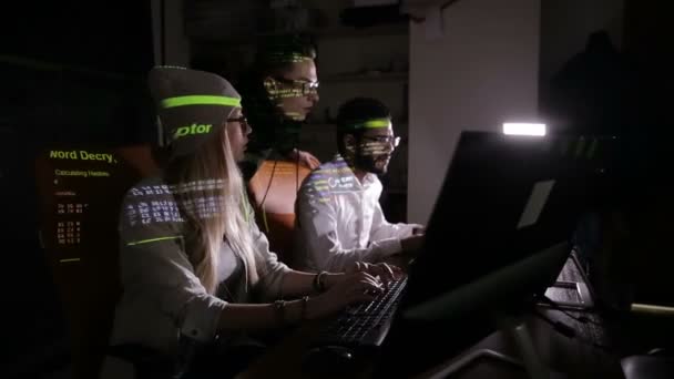 Команда багатоетнічних ІТ-фахівців, що працюють з комп'ютерами в темряві, хакерська комп'ютерна система . — стокове відео