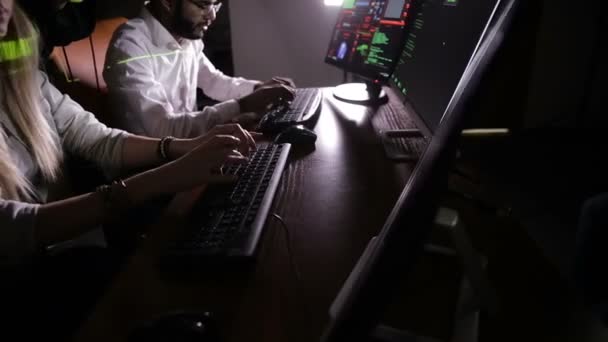 Onherkenbaar hackers Team hacken computer. — Stockvideo