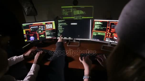 Jóvenes piratas informáticos multiétnicos equipo de piratería, tratando de obtener acceso a un sistema informático . — Vídeos de Stock