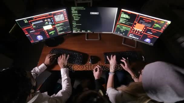 Hacker-Team hackt Computer bis zur Unkenntlichkeit. — Stockvideo