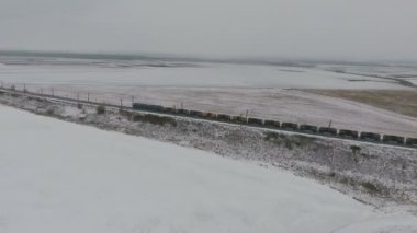 Kışın demiryolu yük treni. Benzin, yakıt tankları. Hava atışı.