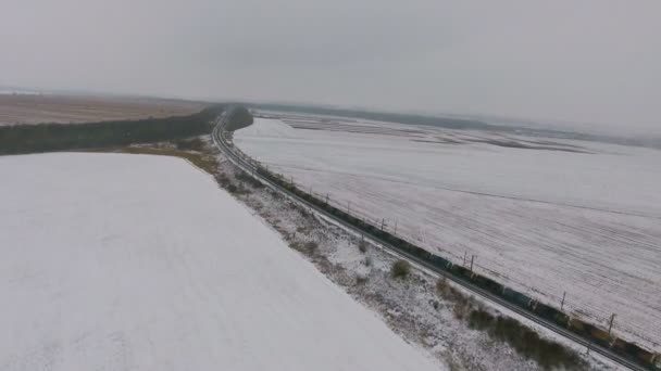 Vista aérea do trem de carga que entrega mercadorias, combustível, petróleo no inverno . — Vídeo de Stock