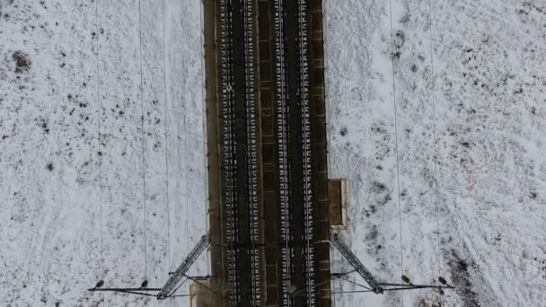 Ujęcia - pusty kolejowych w zimie. Od góry. — Wideo stockowe