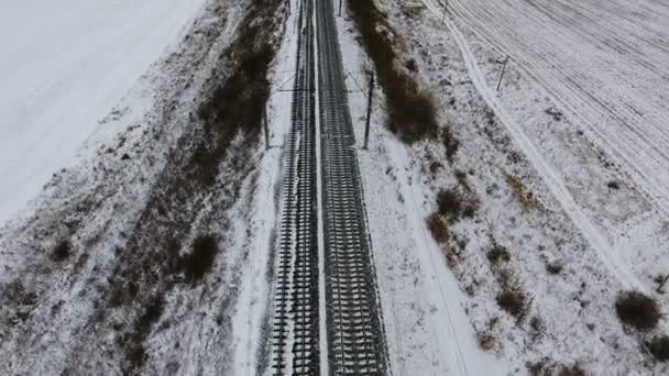 Imágenes aéreas - ferrocarril vacío en invierno. Vista desde arriba . — Vídeos de Stock