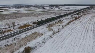 Ürünler, yakıt, petrol kışın teslim yük treninin havadan görünümü.