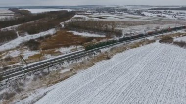 Kışın demiryolu yük treni. Benzin, yakıt tankları. Hava atışı.