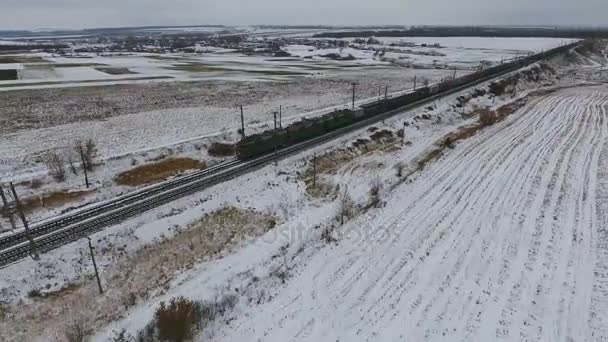 Vue aérienne du train de marchandises livrant marchandises, carburant, pétrolium en hiver . — Video