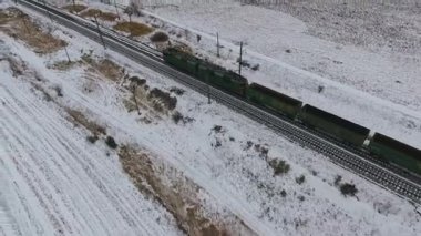 Ürünler, yakıt, petrol kışın teslim yük treninin havadan görünümü.