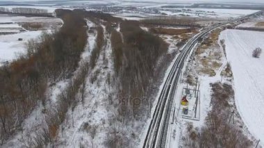 Ürünler, yakıt, petrol kışın teslim kargo tren. Hava. 4k.