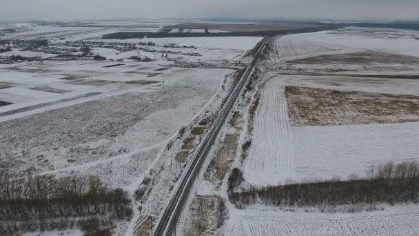 Съемка с воздуха - зимой пустая железная дорога. Вид сверху . — стоковое видео