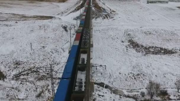 Два грузовых поезда едут друг к другу, доставляя товары, топливо, бензин зимой . — стоковое видео