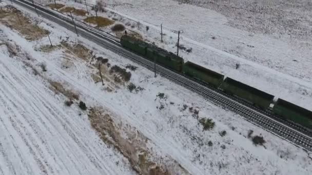 Вид с воздуха на грузовой поезд, доставляющий товары, топливо, бензин зимой . — стоковое видео