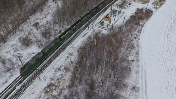 Вид с воздуха на грузовой поезд, доставляющий товары, топливо, бензин зимой . — стоковое видео