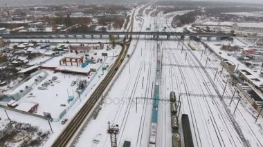 Ürünler, yakıt, petrol kışın teslim yük treninin havadan görünümü.