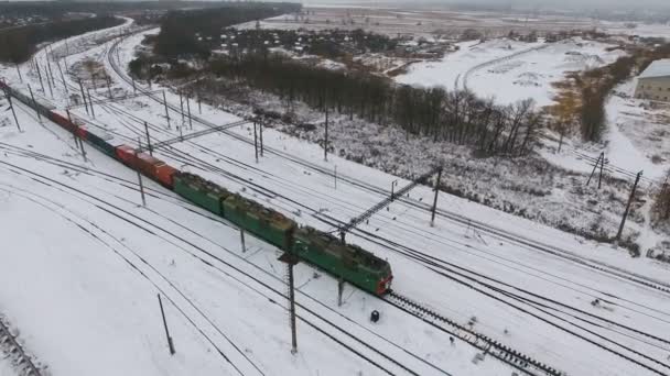 Tren de mercancías en el ferrocarril en invierno. Gasolina, tanques de combustible. Disparo aéreo . — Vídeos de Stock