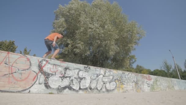 Skateboardåkare misslyckades gör ett trick. Motivation-konceptet. — Stockvideo