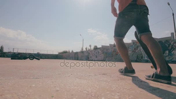 Deskorolka nie powiedzie się. Skater, skateboarding i spada w dół Robienie sztuczek przy ulicy. Zwolnionym tempie. — Wideo stockowe