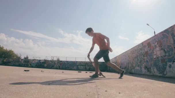 スケート ボードはトリックをかしている失敗しました。刺激の概念. — ストック動画