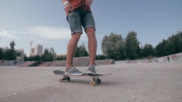 O skate falha. Skateboarder skate e cair fazendo truques em uma rua. Movimento lento . — Vídeo de Stock