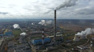 Endüstriyel fabrikalar ve tesisler duman. Çevre kirliliği. Hava.