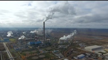Ekoloji kirliliği. Endüstriyel Fabrika boru duman üfleme ortamı kirletiyor.