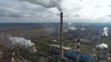 Ekoloji kirliliği. Endüstriyel Fabrika boru duman üfleme ortamı kirletiyor.