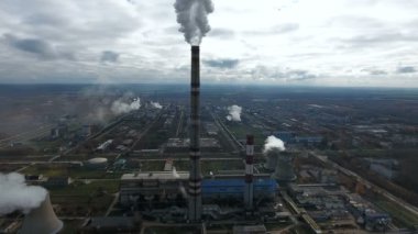 Ekoloji kirliliği. Endüstriyel Fabrika boru duman üfleme ortamı kirletiyor.