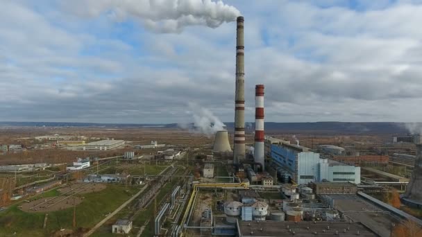 工場と工場からの煙します。環境汚染です。空中. — ストック動画