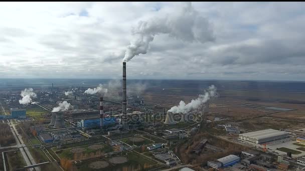 Екологічне забруднення. Промисловий завод забруднює навколишнє середовище дме дим з труб . — стокове відео