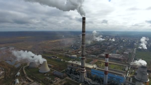 Contaminación ecológica. Fábrica industrial contamina el medio ambiente soplando humo de las tuberías . — Vídeo de stock