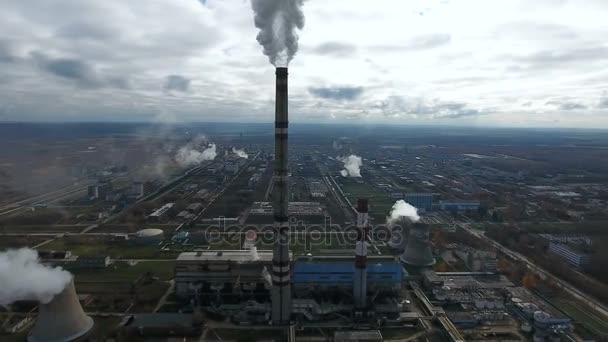 Dym z zakładach przemysłowych i roślin. Zanieczyszczenie środowiska. Antenowe. — Wideo stockowe
