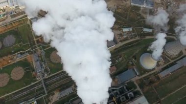 Endüstriyel boru emisyon atmosfere. Semt borular drone ile shooted. Hava, yakın çekim.