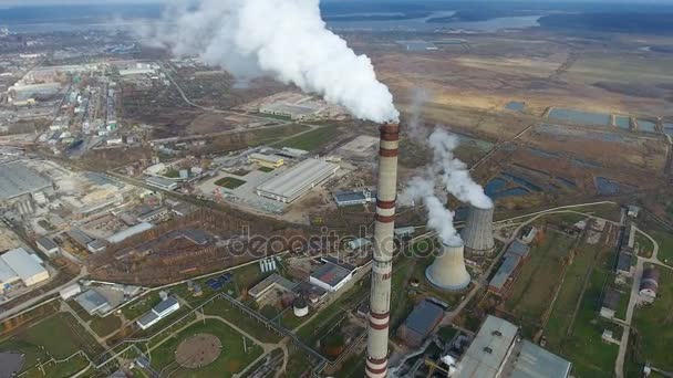 Poluição ecológica. Fábrica industrial polui o meio ambiente soprando fumaça de tubos . — Vídeo de Stock