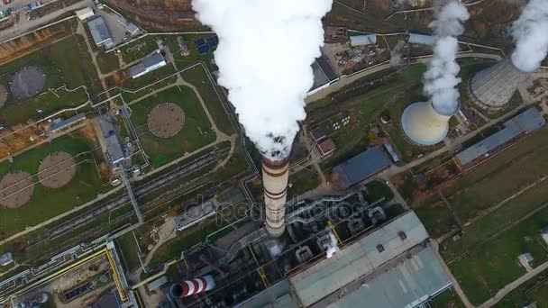 Emissie aan sfeer uit industriële leidingen. Schoorsteen pijpen met drone shooted. Luchtfoto, close-up. — Stockvideo