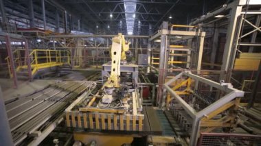 Endüstriyel robot. Robotik kol üzerinde modern bir bitki ürün montaj.