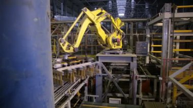 Endüstriyel robot. Robotik kol üzerinde modern bir bitki ürün montaj.