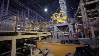 Endüstriyel robot. Robotik kol üzerinde modern bir bitki ürün montaj.