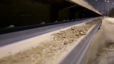 Toprak ile konveyör. Clay bir araştırma fabrikada transporter geçer.