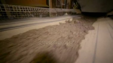 Toprak ile konveyör. Clay bir araştırma fabrikada transporter geçer.