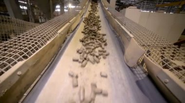 Toprak ile konveyör. Clay bir araştırma fabrikada transporter geçer.