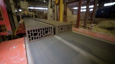 Yapı taşları, tuğla üretim. Tuğla tuğla üretim tesislerinde bina ile konveyör.