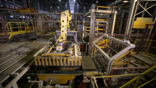 工业机器人。在现代化的厂房上组装产品的机械臂. — 图库视频影像