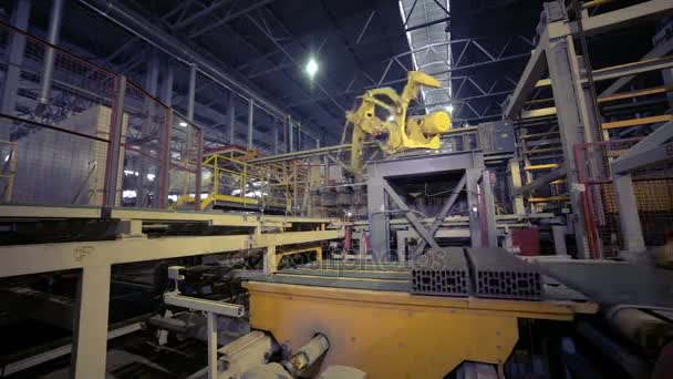 Industriële robot. Robotarm monteren van producten op een moderne fabriek. — Stockvideo