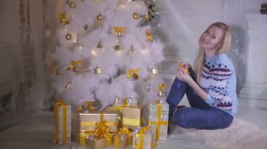 Güzel kız yılbaşı ağacı süsleme.