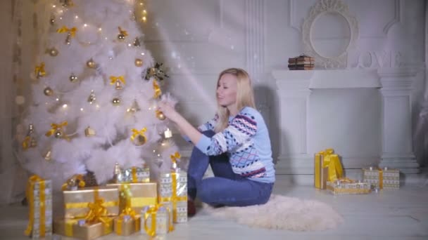 Schattige jonge vrouw versieren kerstboom. Nieuwjaar komende concept. — Stockvideo
