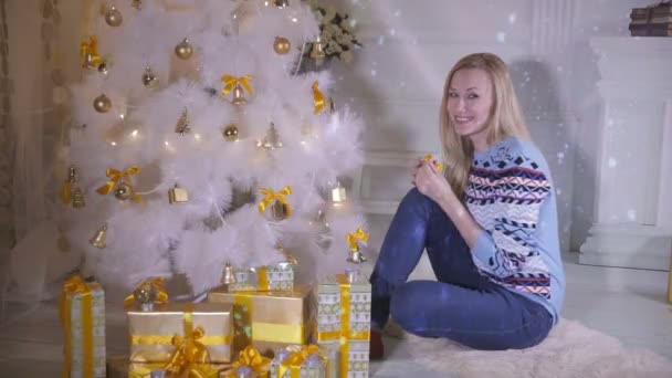 Schattige jonge vrouw versieren kerstboom. Nieuwjaar komende concept. — Stockvideo