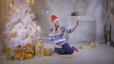 Noel ağacı Noel arifesi sırasında selfie yapma yakınındaki genç güzel kadın. Yeni yıl selfie fotoğraf.