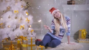 Mutlu yeni yıl ile gülümseyen kadın gülüyor ve Noel ağacının yanında poz parıldıyor.