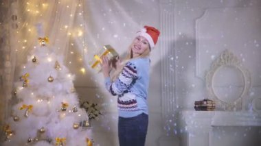 Noel ağacının yanında dans fotoğraf gülümseyen güzel kız. Yeni yıl, Eve, Xmas kavramı.